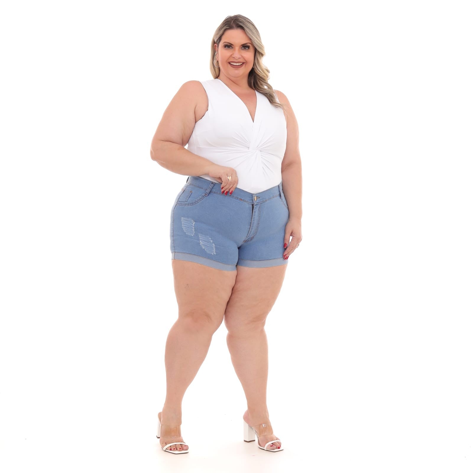 Shorts Jeans Feminino Plus Size Azul Claro Com Puído Barra Dobrada