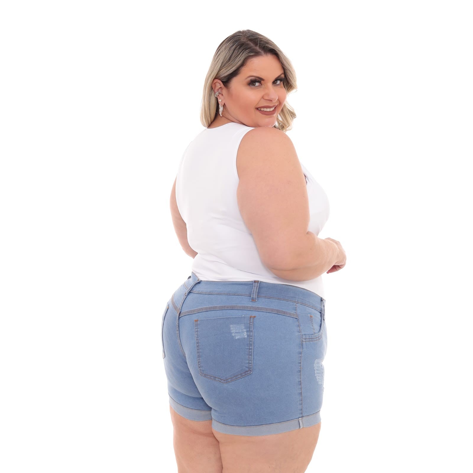Shorts Jeans Feminino Plus Size Azul Claro Com Puído Barra Dobrada