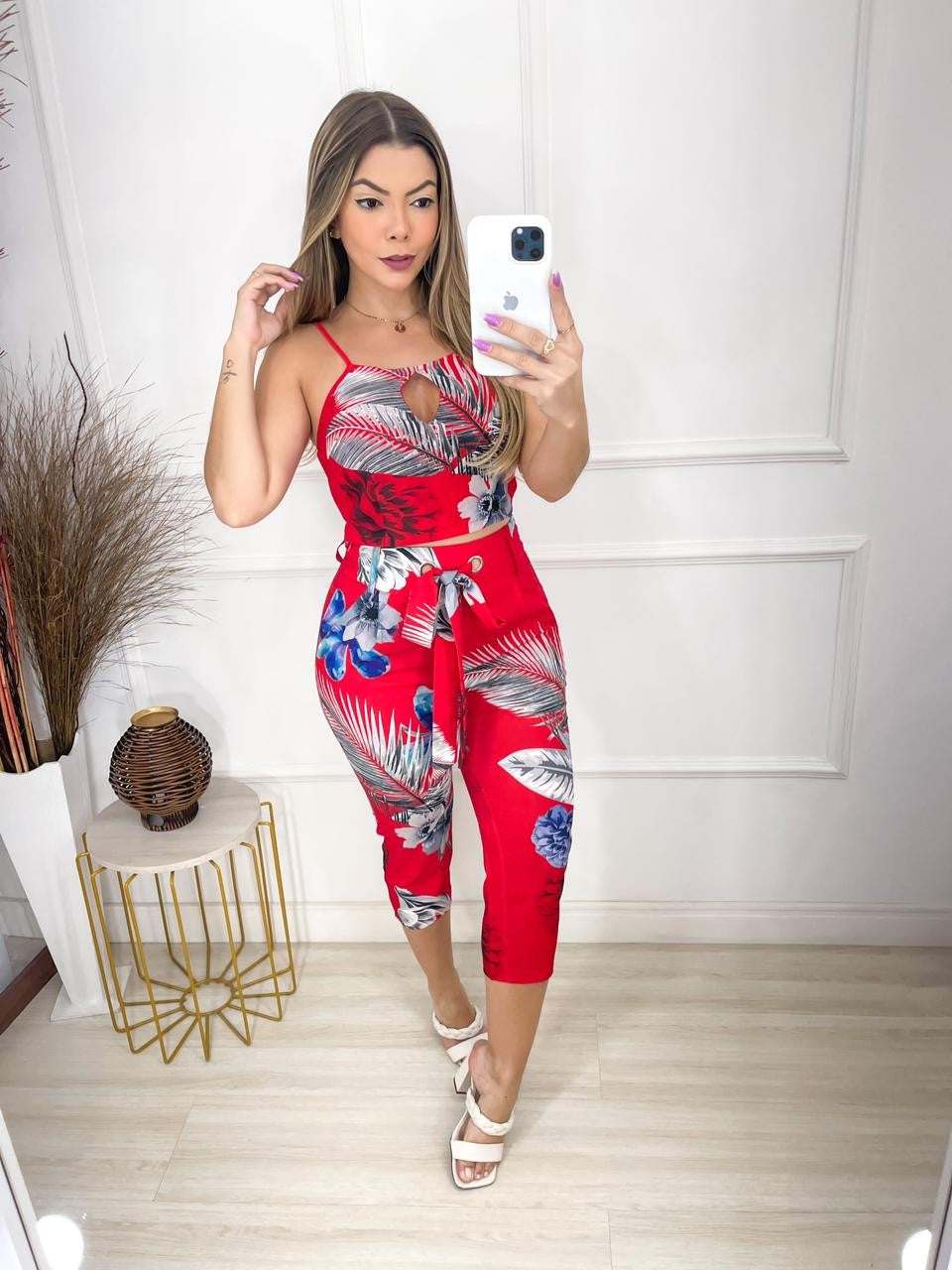Roupas Femininas/Conjunto / cropped e calça / estampa / folhagens / floral / cre