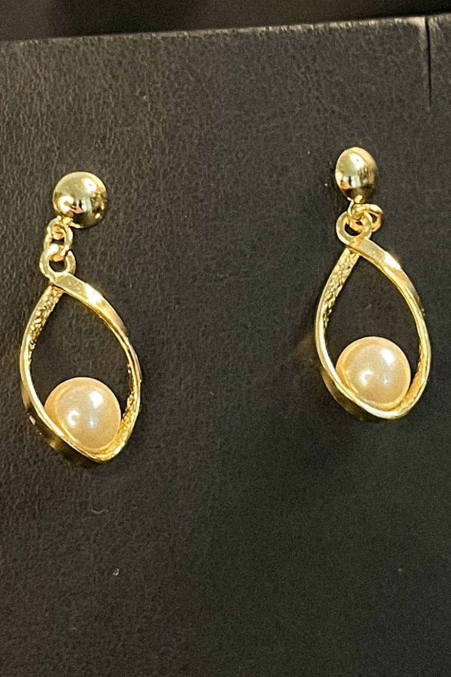 Brinco Médio Suporte Trabalhado para Pérola Banhado em Ouro 18k