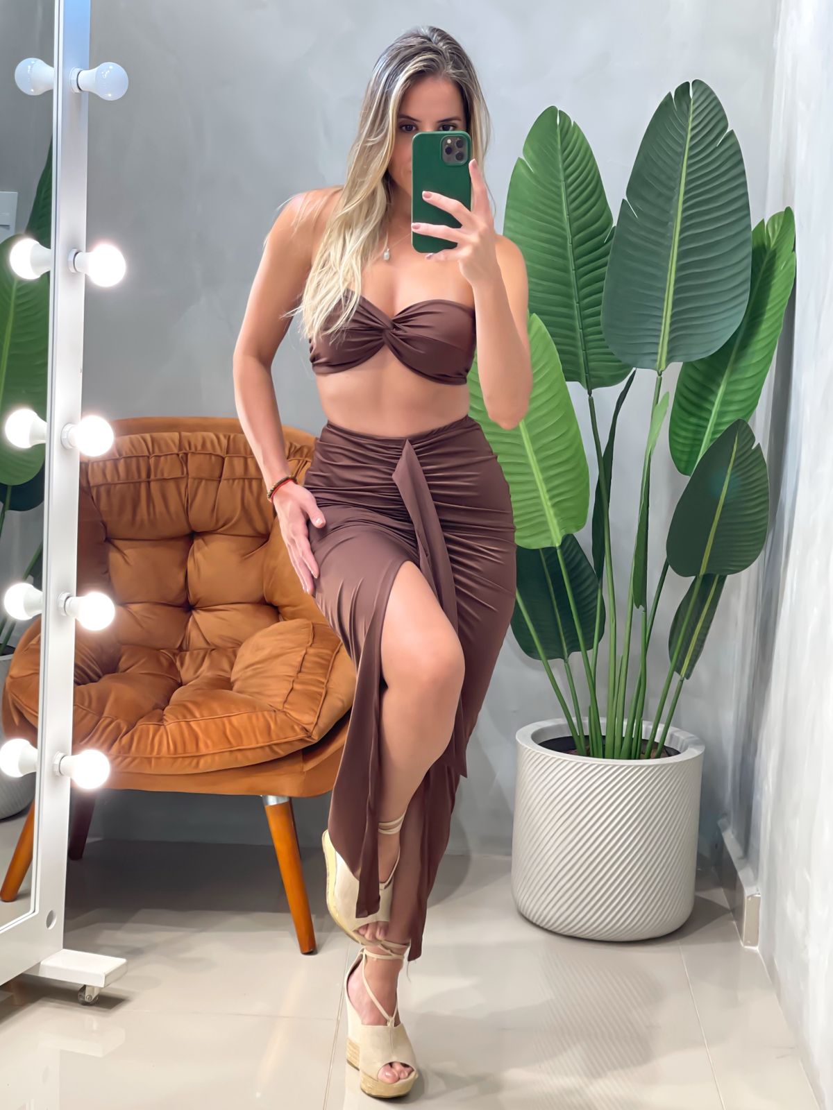 Conjunto em Suplex Cropped sem Alça e Saia Longa