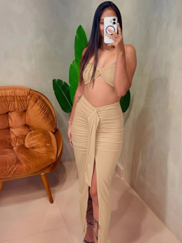Conjunto em Suplex Cropped sem Alça e Saia Longa