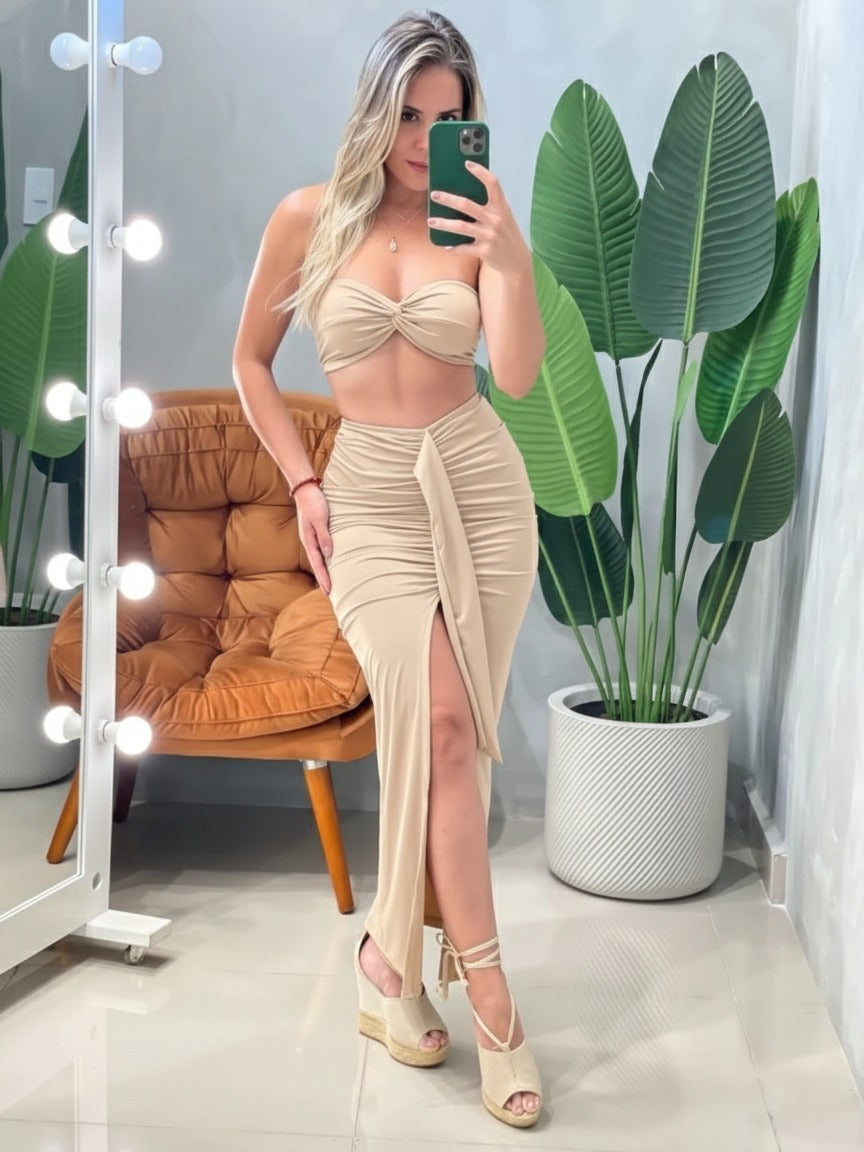 Conjunto em Suplex Cropped sem Alça e Saia Longa