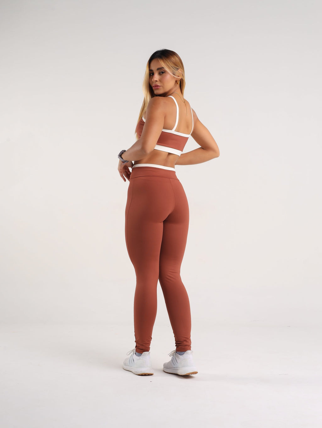 Conjunto Feminino Fitness na Poliamida com Legging e Top com Bojo Removível e Co