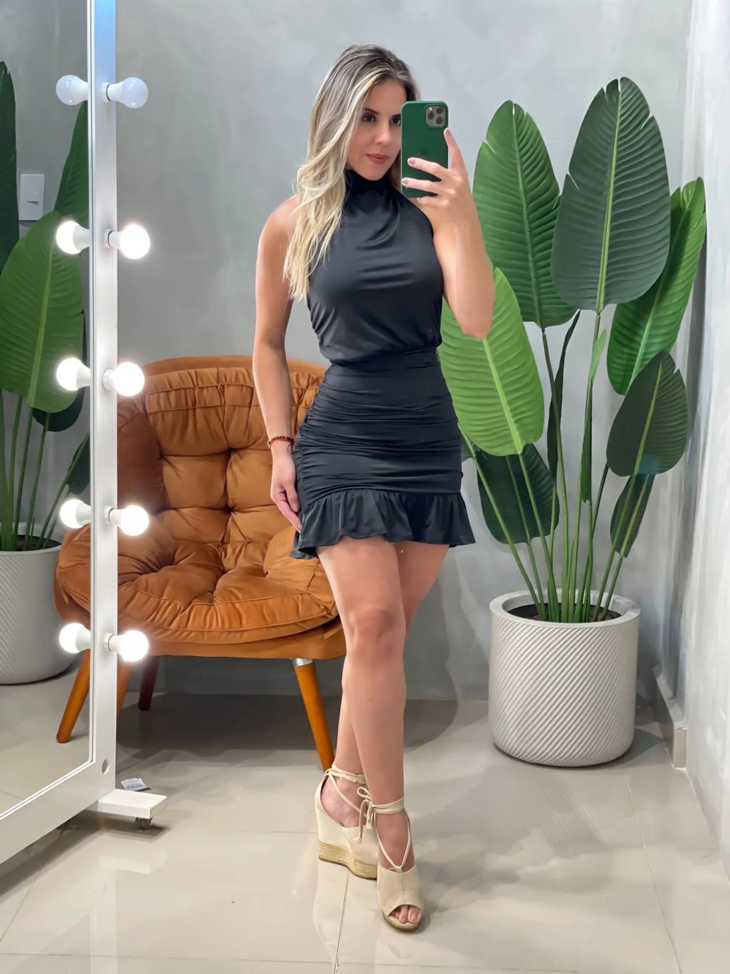 Vestido Curto em Suplex Frente Única com Plissado e Amarração