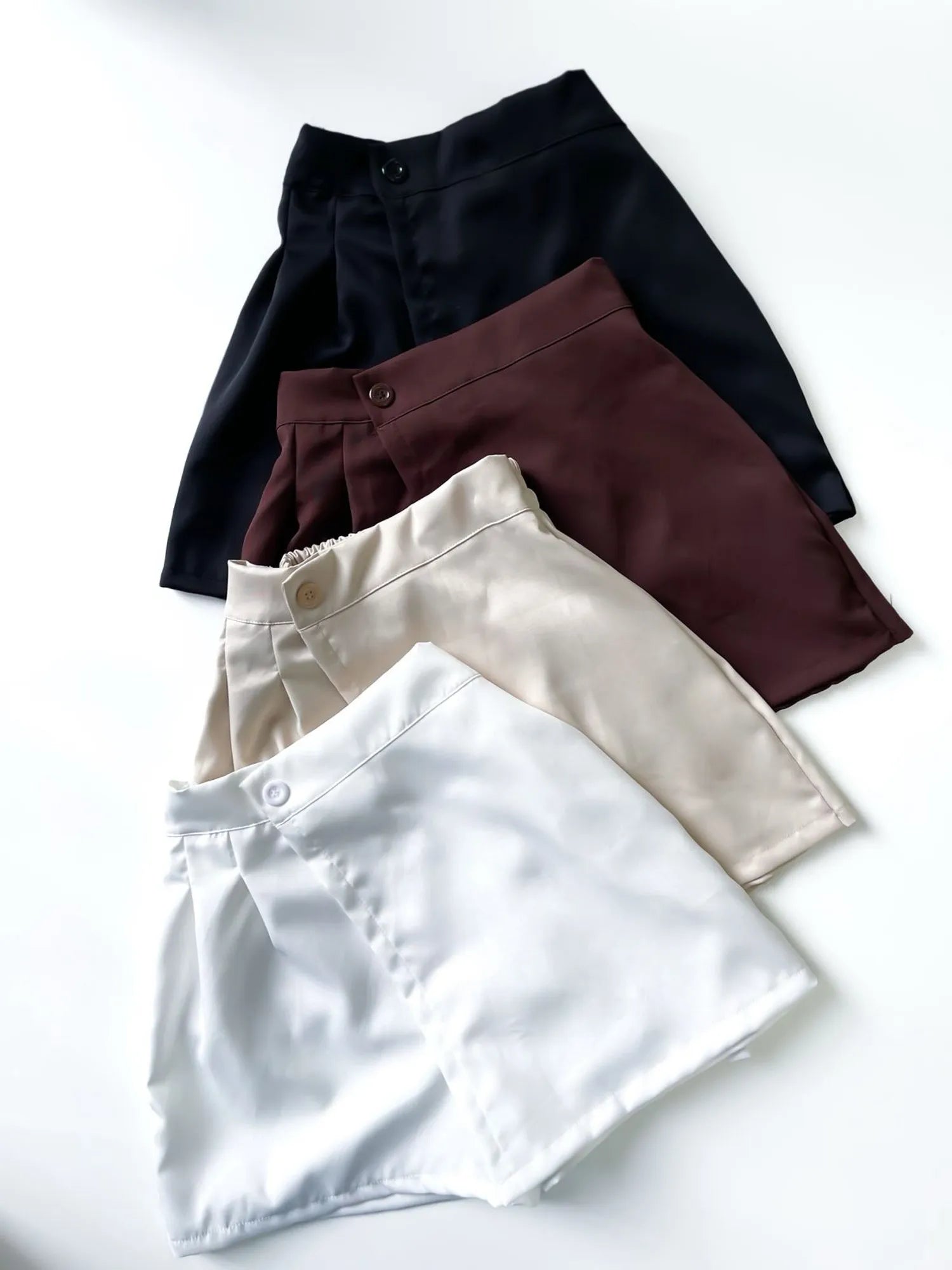 Shorts Saia em Alfaiataria Colegial Transpassado