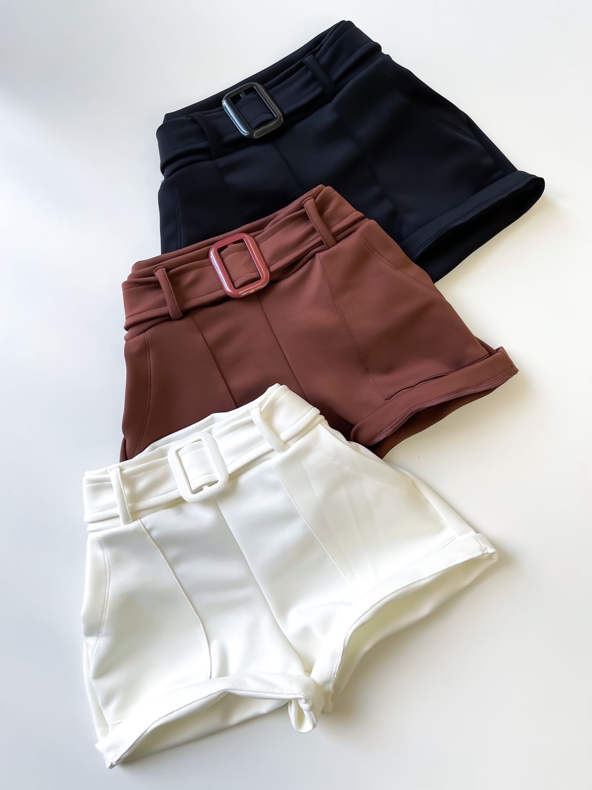 Shorts em Neoprene com Cinto Embutido