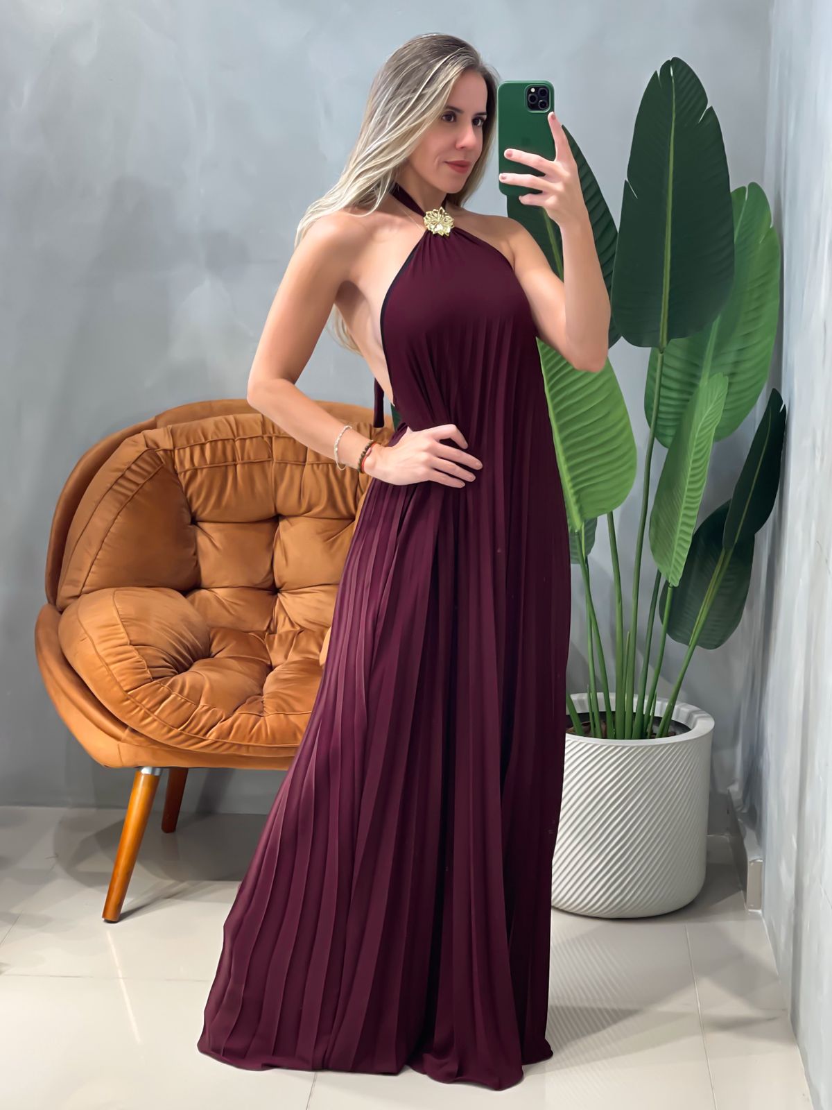 Vestido Longo em Crepe Frente Única Plissado com Fivela Alice