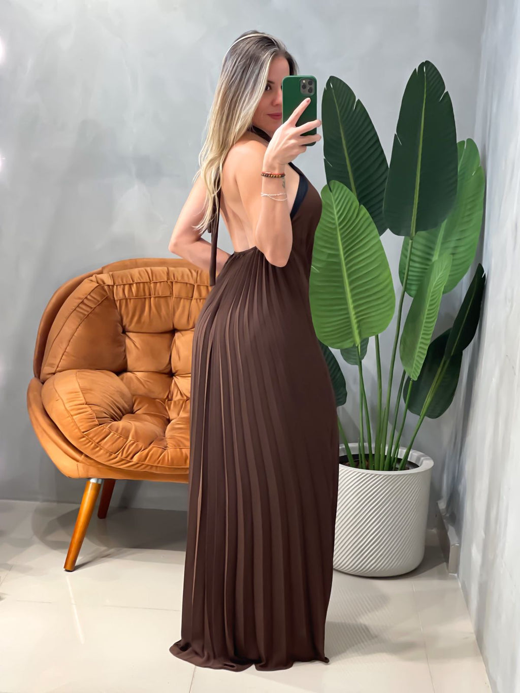 Vestido Longo em Crepe Frente Única Plissado com Fivela Alice