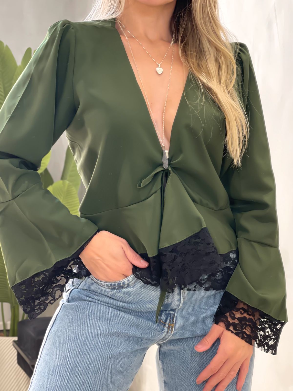 Blusa Bata em Crepe Manga Longa Flare com Renda Denise