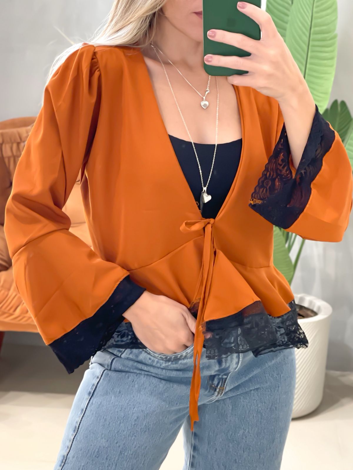 Blusa Bata em Crepe Manga Longa Flare com Renda Denise